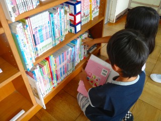 読書に親しみます 半田市立乙川小学校